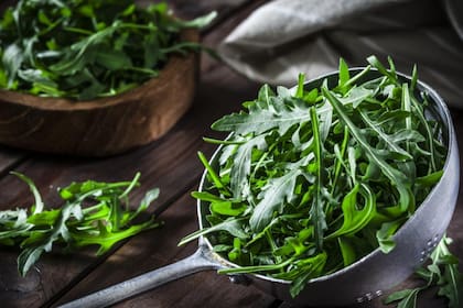 La rúcula es rica en fibras y aporta pocas calorías (Foto:iStock)