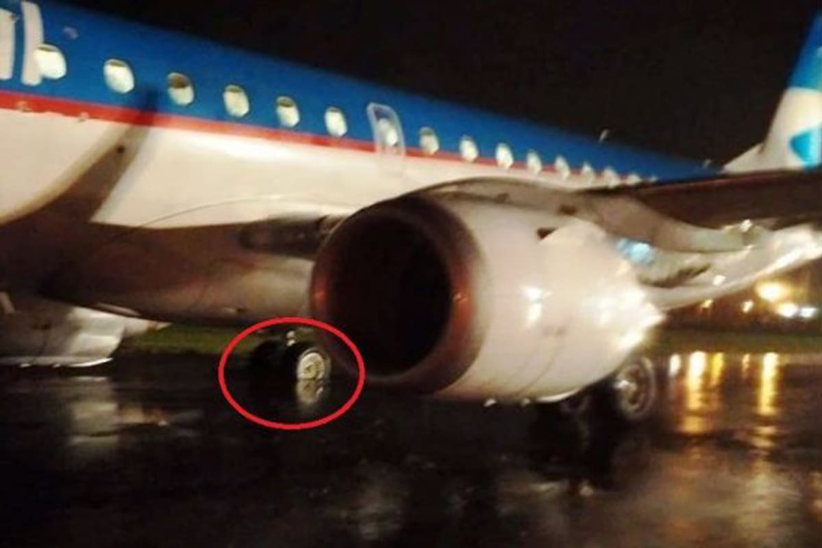 La rueda del vuelo de Austral quedó trabada en un bache de la pista