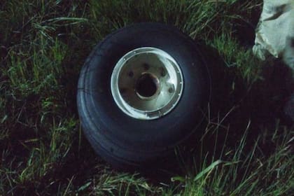 La rueda desprendida del Embraer 190 de Austral