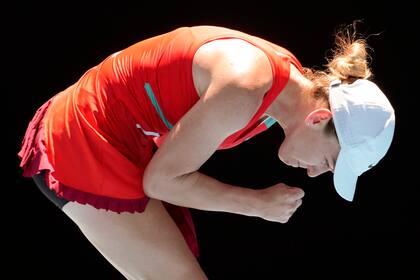 La rumana Simona Halep festeja luego de imponerse a la montenegrina Danka Kovinic en la tercera ronda del Abierto de Australia, el sábado 22 de enero de 2022 (AP Foto/Simon Baker)