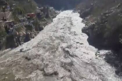 La ruptura de un glaciar en el Himalaya provocó la repentina crecida de un río, en el norte de India