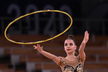 La rusa Dina Averina compite en la clasificación general individual del evento de Gimnasia Rítmica.