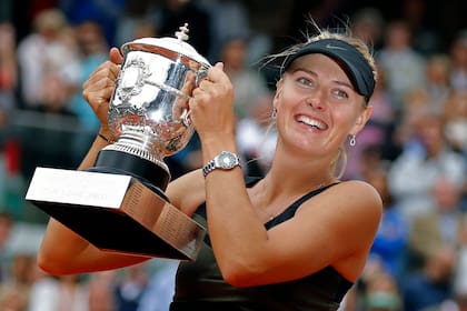 La rusa María Sharapova sostiene el trofeo del bbierto de Francia el 9 de junio de 2012, tras derrotar a la italiana Sara Errani