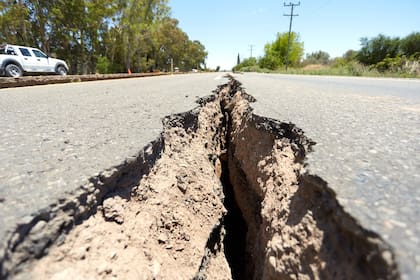 La ruta 40 sufrió grandes grietas de más de tres metros de profundidad. Las autoridades viales comenzaron a trabajar en la reparación de los caminos afectados, por lo que piden a la población tomar los recaudos a la hora de manejar.