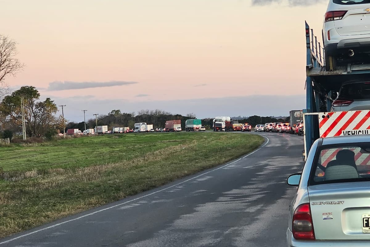 La ruta 41 totalmente colapsada tras el corte de la ruta nacional 9 mano a CABA luego del temporal del 16 mayo