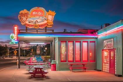 La Ruta 66 es famosa por sus restaurantes que se ven como si pertenecieran a otra época (Unsplash/Heidi Kaden)