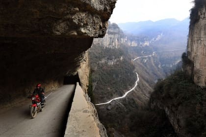 La ruta está enclavada en una montaña en el este de China y fue realizado practicamente a mano por los habitantes de una aldea que estaban cansados de estar aislados del mundo