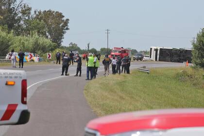 La ruta permanece cortada , mientras policías y bomberos trabajan en el lugar