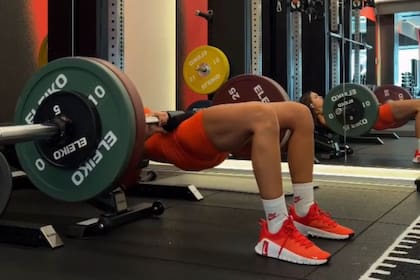 La rutina comienza con el ejercicio de hip thrust con una carga progresiva