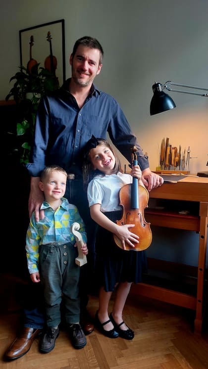 La rutina diaria mezcla el trabajo artesanal con la vida doméstica; las horas en el taller se alternan con el ritmo familiar, los hijos, la cocina y algo de deporte, cuando el tiempo lo permite