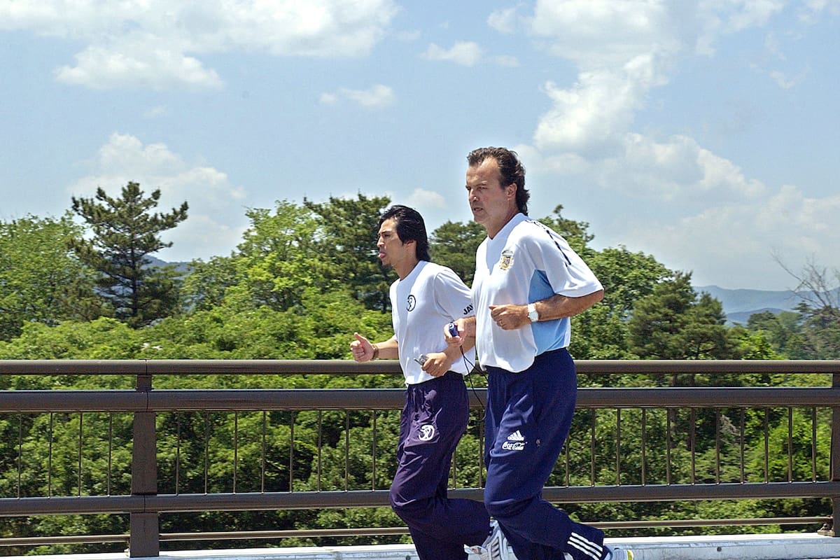 La rutina matutina de Bielsa en 2002: salía a trotar por el J-Village con un voluntario japonés
