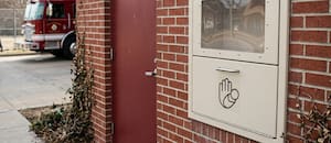 Rowlett instala la primera caja del condado de Dallas para la entrega anónima de bebés