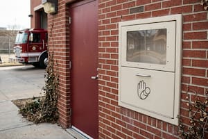 Rowlett instala la primera caja del condado de Dallas para la entrega anónima de bebés