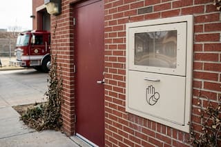 Rowlett instala la primera caja del condado de Dallas para la entrega anónima de bebés