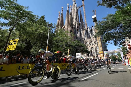 La Sagrada Familia dominó visualmente la etapa inaugural del Tour de Francia, una contrarreloj por equipos de 19,6 kilómetros por Barcelona y alrededores.