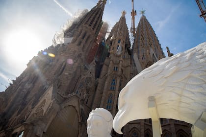 La Sagrada Familia terminó las torres de los evangelistas Juan y Mateo que fueron coronadas con las esculturas de un águila y una figura humana respectivamente