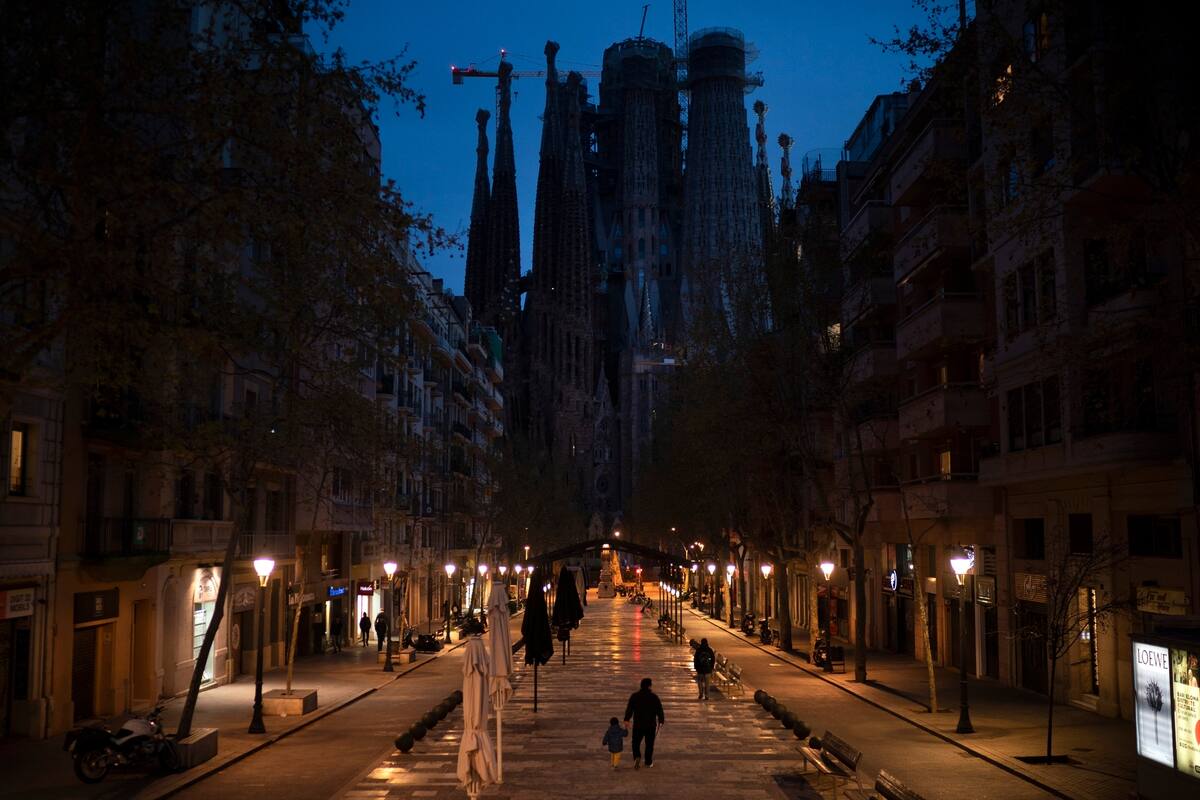 La Sagrada Familia, uno de los de puntos turísticos obligados que convoca a miles de turistas, ahora está cerrado por el coronavirus