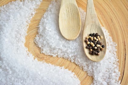 La sal de mar es un mineral con propiedades abrasivas, desinfectantes y absorbentes.