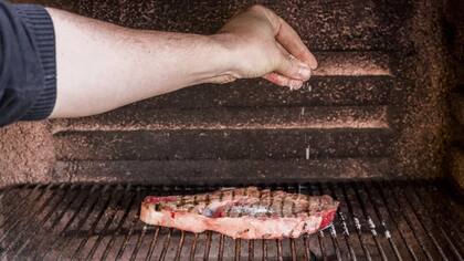 La sal también reduce el humo de la parrilla, lo que permite controlar la contaminación de la carne