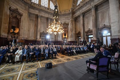 La sala azul del Senado, repleta