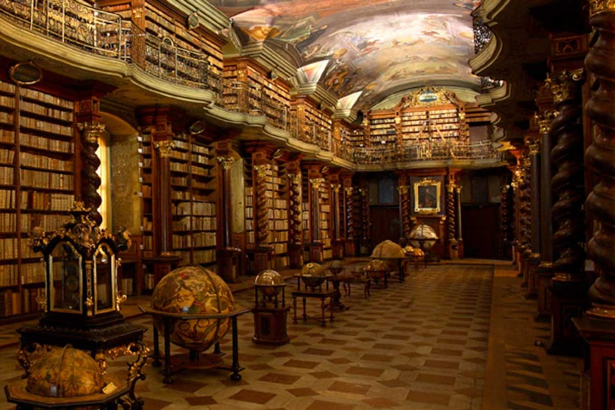 La sala central de la Biblioteca Nacional de la República Checa en el Klementinum de Praga.