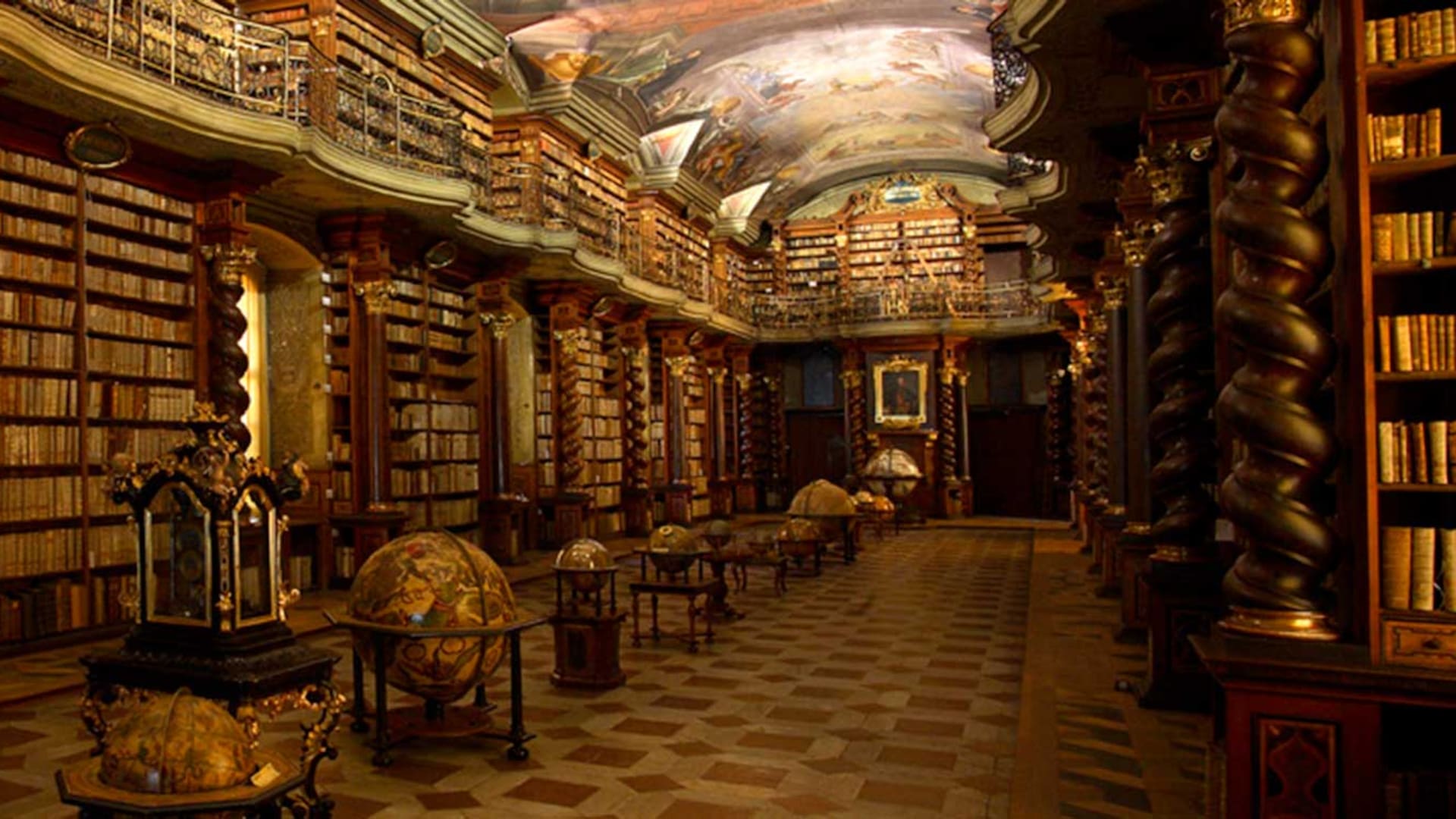 La sala central de la Biblioteca Nacional de la República Checa en el Klementinum de Praga.