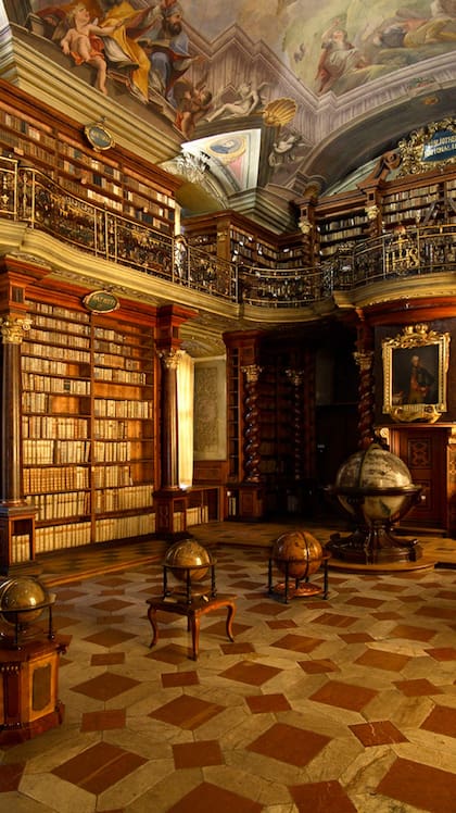 La sala central de la Biblioteca Nacional de la República Checa en el Klementinum de Praga.