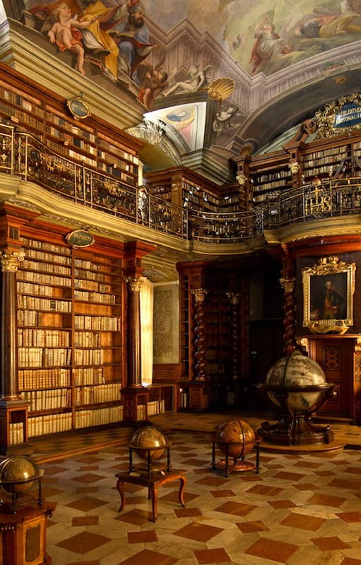 La sala central de la Biblioteca Nacional de la República Checa en el Klementinum de Praga.