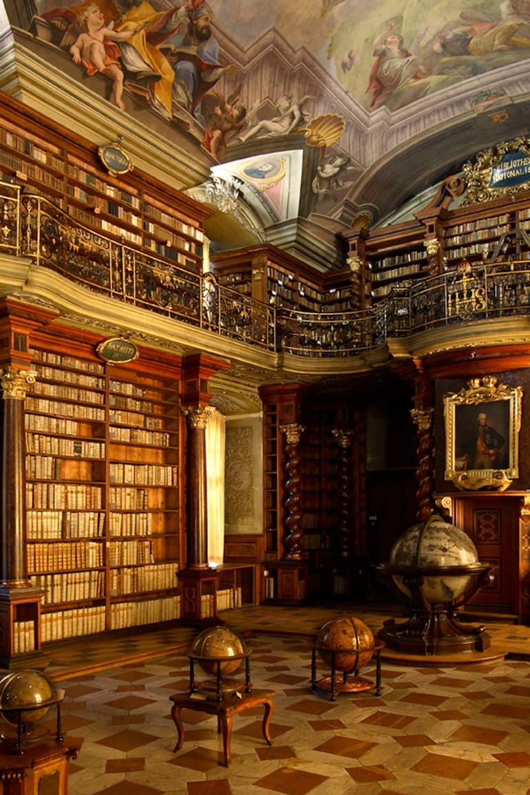 La sala central de la Biblioteca Nacional de la República Checa en el Klementinum de Praga.