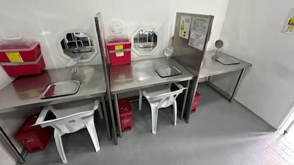 La sala cuenta con tres cubículos donde se inyectan los usuarios