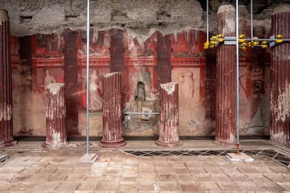 La sala de banquetes cuenta con columnas partidas por la mitad y una pequeña fracción de lo que representó su estructura original