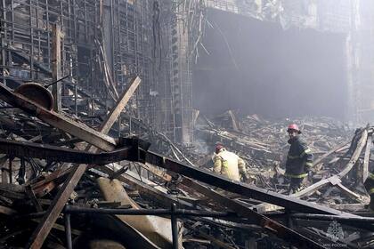 La sala de conciertos de Moscú quedó destruida por el incendio. (Russian Emergency Ministry Press Service via AP)