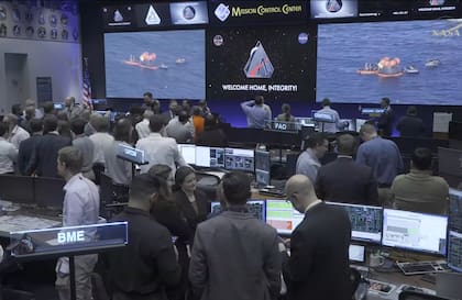 La sala de control de la NASA tras el éxito de la misión Artemis II