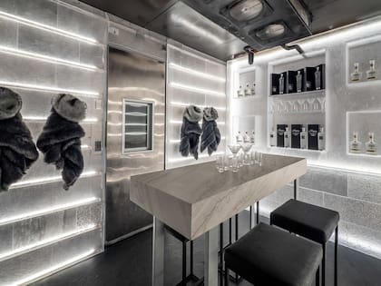 La sala de degustación de vodka se mantiene a temperaturas bajo cero
