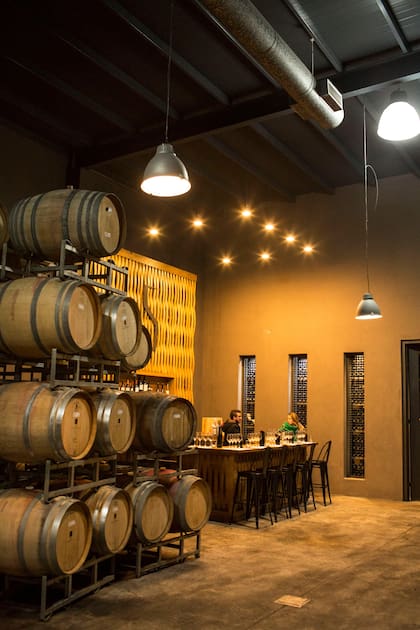 La sala de degustación, rodeada de las barricas de Malbec y Cabernet.