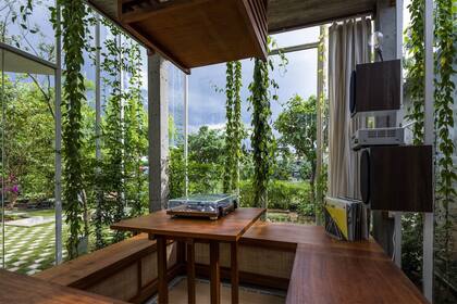 La sala de escucha con tocadiscos y muebles de madera