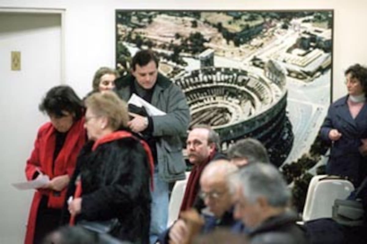 La sala de espera del consulado de Italia, colmada, ayer a la mañana