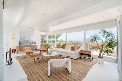 La sala de estar cuenta con un gran ventanal con vistas al Océano Pacífico