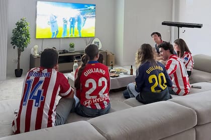 La sala de estar de la casa de Giuliano Simeone y su pareja