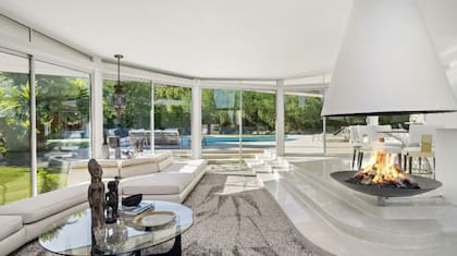 La sala de estar de la casa donde Elvis y Priscilla Presley pasaron su luna de miel; tiene una chimenea flotante