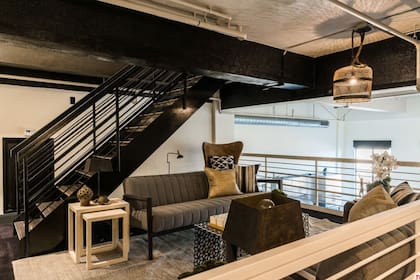 La sala de estar en la parte de arriba del condominio