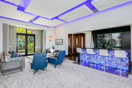 La sala de estar tiene acceso directo al jardín