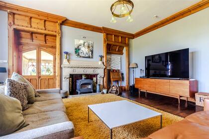 La sala de la mañana, con orientación este, es una sala clásica también con chimenea de piedra tallada y estufa de leña. Al igual que el salón principal, se conecta con el invernadero.