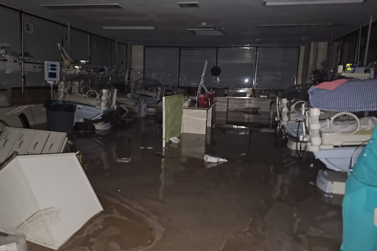 La sala de neonatología inundada en Bahía Blanca.