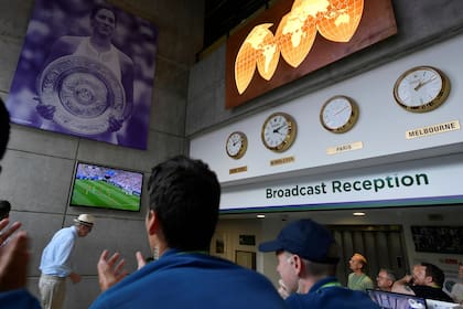 La sala de prensa de Wimbledon, uno de los pocos espacios habilitados para seguir el Mundial en televisión