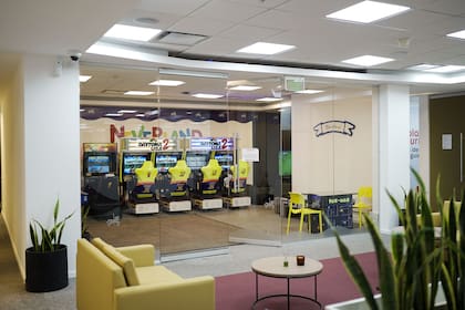 La sala de videojuegos cuenta con consolas retro y PlayStation 5