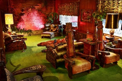 La sala decorada estilo tiki bar en honor a su amor por Hawái