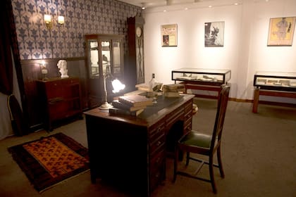 La sala dedicada a Holmes reproduce su cuarto en Bake Street