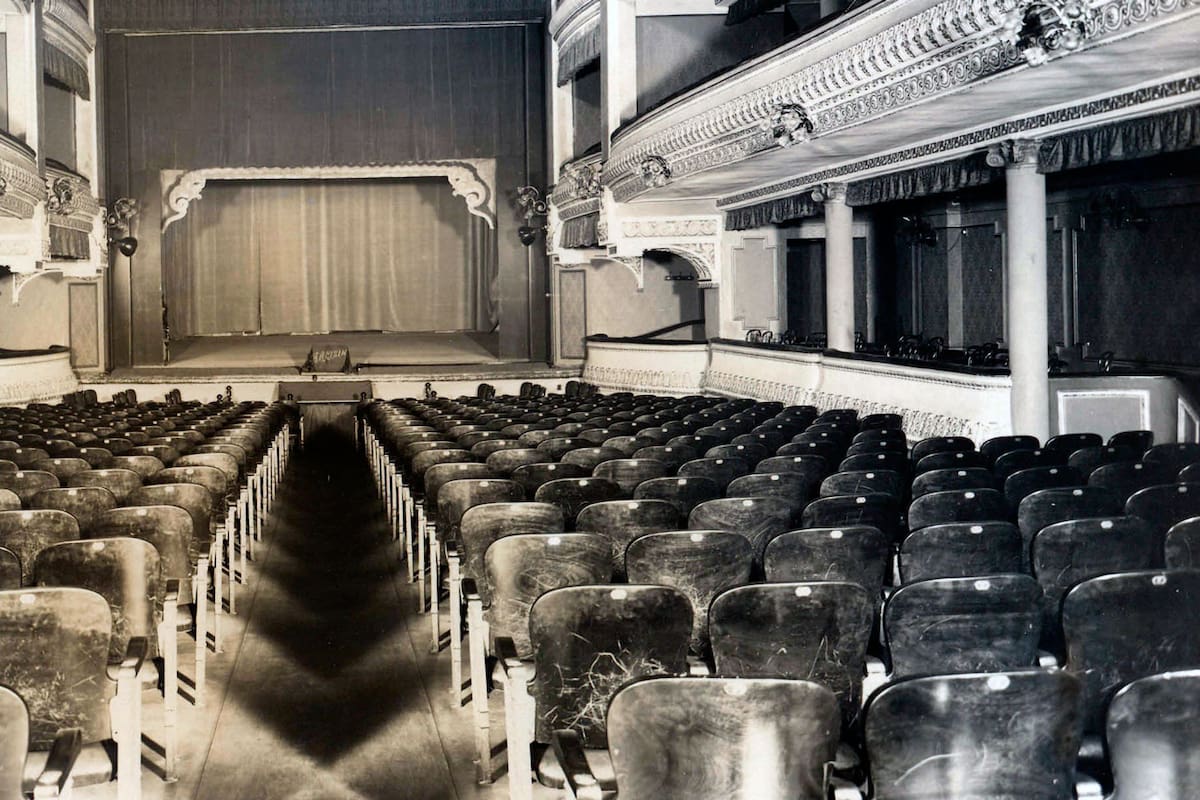 Primera fachada del teatro Opera.
