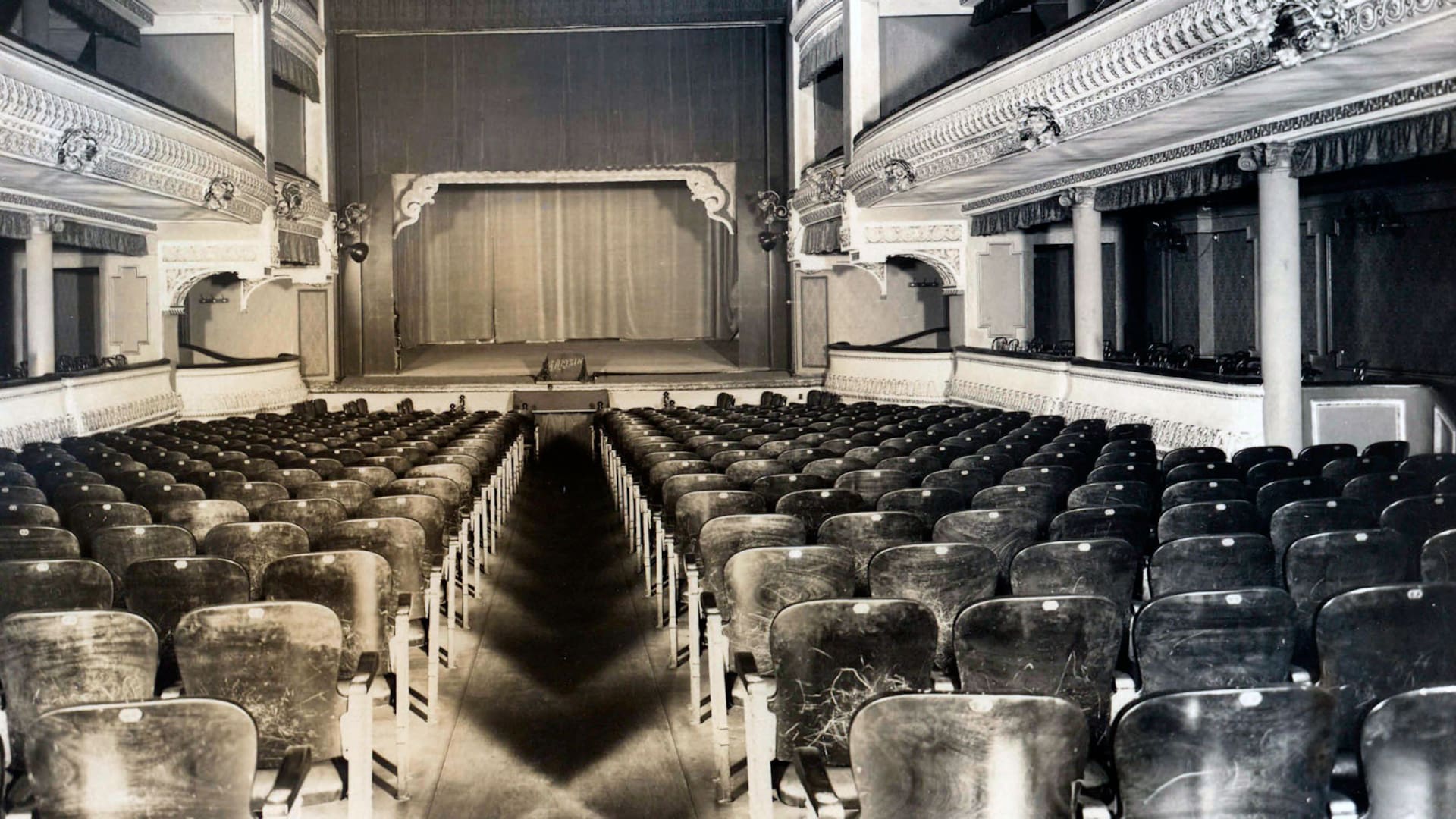 Primera fachada del teatro Opera.